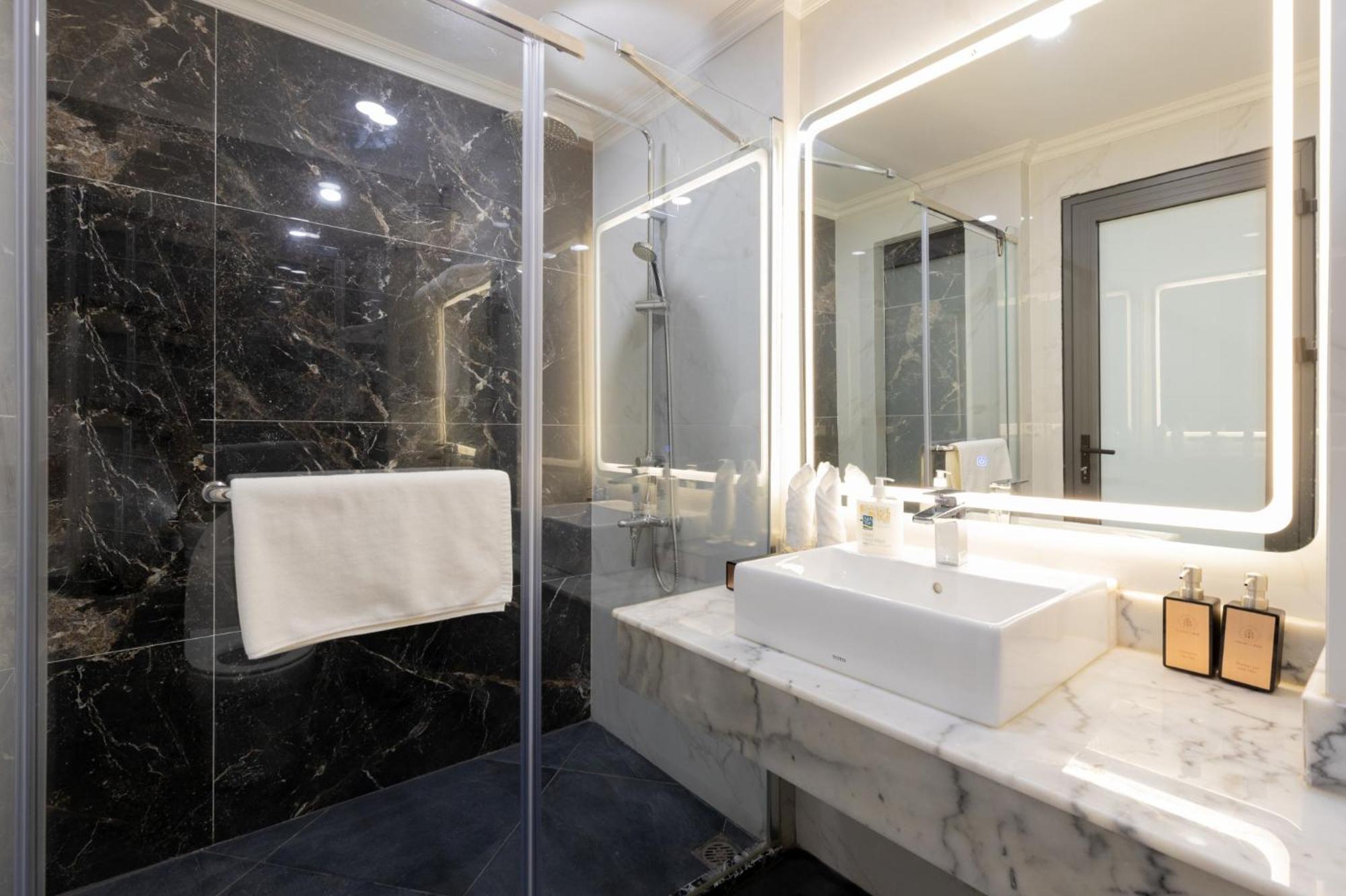 Sword Lake Hotel Hanoi Bagian luar foto
